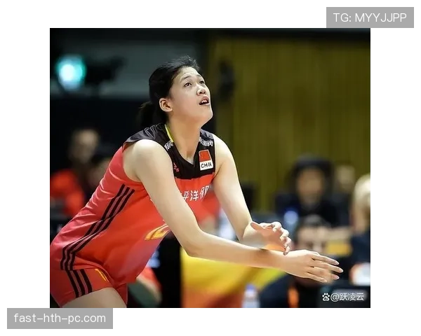 李盈莹训练完直接拎两大名牌袋子出场，旁边路人瞬间怀疑人生